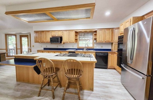 LaGrange House | Spacious 5 bedroom 16+ guests on 14 acres with fishing