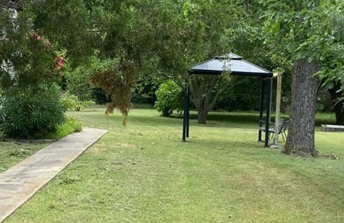 Gordonville Cabin | Spacious 5-bedroom cabin in charming Howe with WiFi, AC