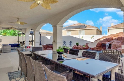 Enterprise House | Spacious 5 bedroom close to strip with Pool, Jacuzzi, Parking, Rv Parking, Grill