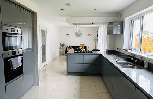 Kirknewton House | Spacious 5-bedroom house in charming East Calder with WiFi