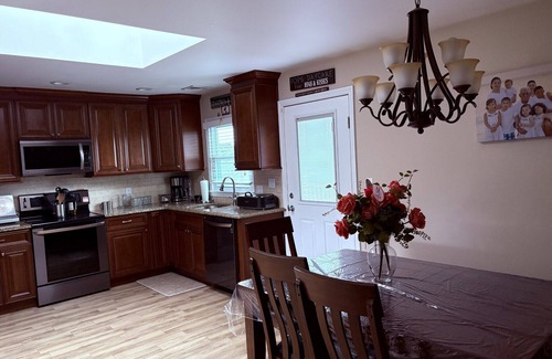 North Massapequa House | Spacious 5-bedroom house in charming Massapequa with AC