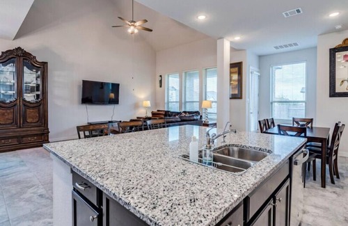 Hutto House | Spacious 5-bedroom house in delightful Round Rock with high speed WiFi,
