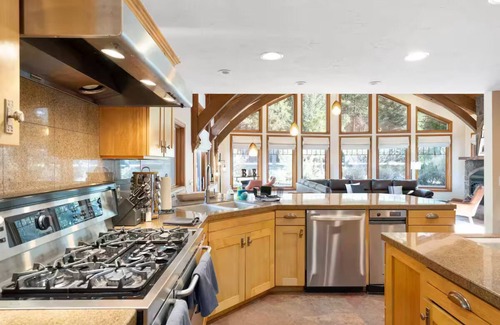 Fort Valley House | Spacious 5-bedroom house with hot tub and mountain view charming Flagstaff