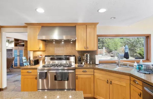 Fort Valley House | Spacious 5-bedroom house with hot tub and mountain view charming Flagstaff