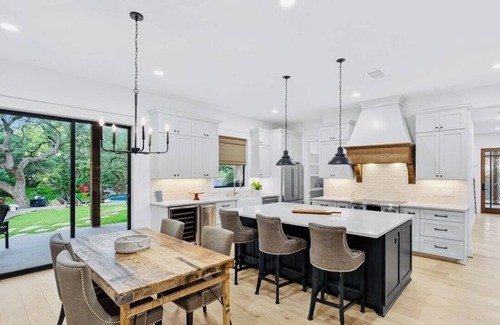 Kingsland House | Spacious 5-bedroom house in Kingsland Texas surrounded by Century Oaks!
