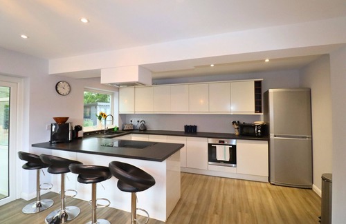 Runnymede Ski Chalet | Spacious 5-Bedroom Home with Large Garden in Egham