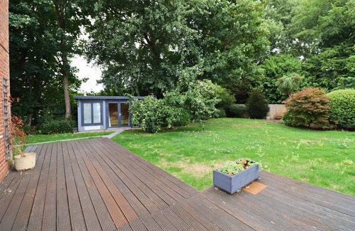 Runnymede Ski Chalet | Spacious 5-Bedroom Home with Large Garden in Egham