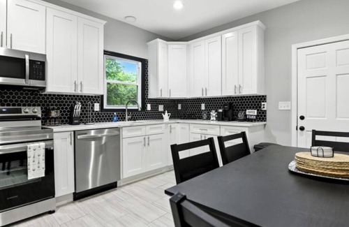 Bellevue House | Spacious 5-bedroom house in Richmond with AC, WiFi - Perfect for Groups