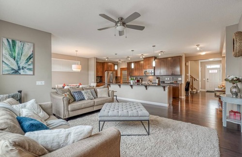 Calgary House | Spacious 5 bedroom house in Fabulous and Prime Calgary Location