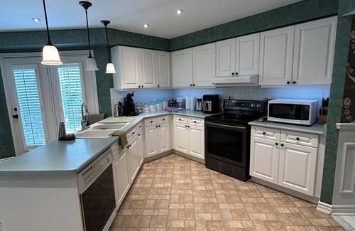 Whitby House | Spacious 5-bedroom house in charming Whitby with WiFi and AC