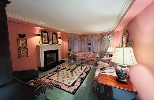 Whitby House | Spacious 5-bedroom house in charming Whitby with WiFi and AC