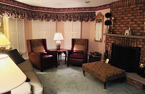 Whitby House | Spacious 5-bedroom house in charming Whitby with WiFi and AC