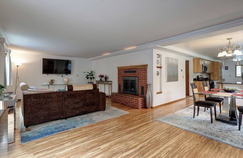 Kenmore House | Spacious 5-bedroom house in brilliant Kenmore with WiFi AC Exercises room
