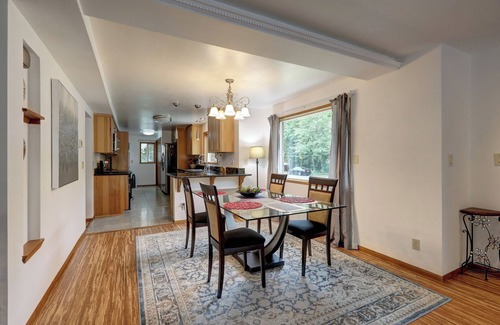 Kenmore House | Spacious 5-bedroom house in brilliant Kenmore with WiFi AC Exercises room