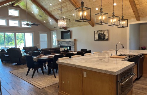 Afton House | Spacious 5-bedroom house on Monkey Island, Afton with WiFi, AC & slip in dock