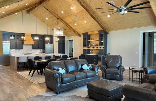 Afton House | Spacious 5-bedroom house on Monkey Island, Afton with WiFi, AC & slip in dock
