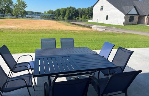 Afton House | Spacious 5-bedroom house on Monkey Island, Afton with WiFi, AC & slip in dock
