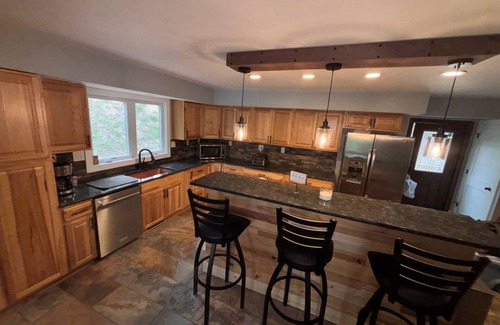 Mears House | Spacious 5-bedroom house with AC & WiFi overlooking peaceful Morris Lake