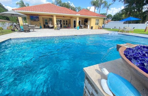 Egypt Lake-Leto House | Spacious 5-bedroom house with WiFi, AC, Heated Pool and Jacuzzi in Central Tampa