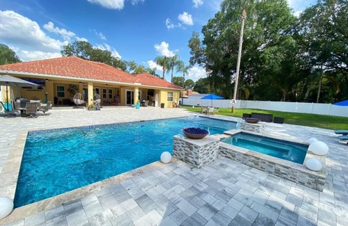 Egypt Lake-Leto House | Spacious 5-bedroom house with WiFi, AC, Heated Pool and Jacuzzi in Central Tampa