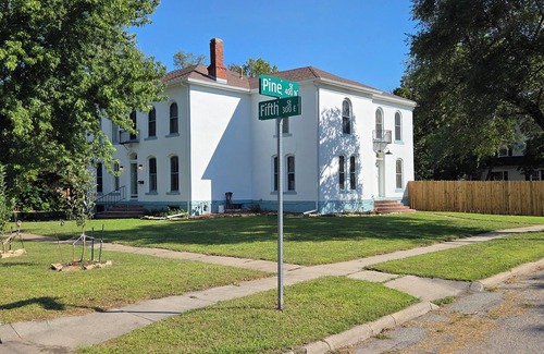 Newton House | Spacious 5-bedroom Italian Villa from 1875 with modern amenities.