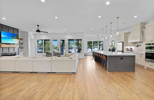 Kemp House | Spacious 5-bedroom Lakehouse on Cedar Creek Reservoir. Sleeps 17 comfortably.