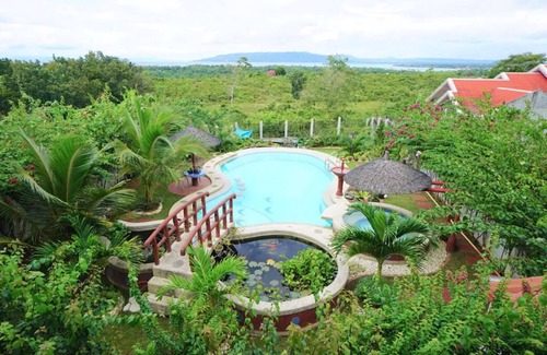 Dauis House | Spacious 5-bedroom Panglao Home with FREE transfers, Infinity Pool, WiFi, & A/C
