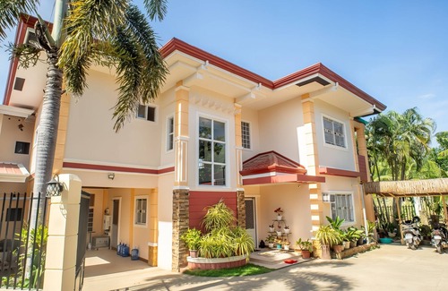 Dauis House | Spacious 5-bedroom Panglao Home with FREE transfers, Infinity Pool, WiFi, & A/C