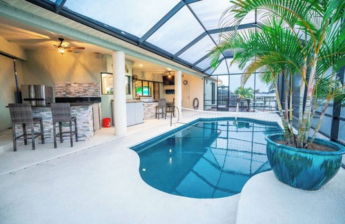 Apollo Beach House | Spacious 5-bedroom house on the water with AC, WiFi in gorgeous Apollo Beach