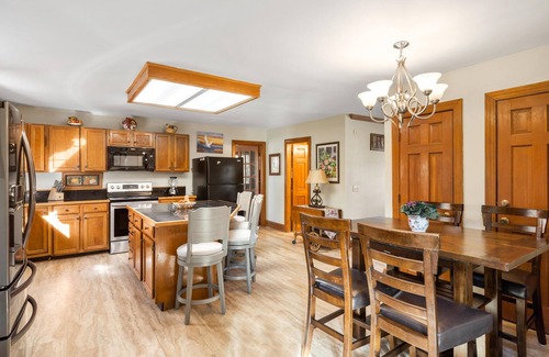 Isle of Palms House | Spacious 5+ Bedroom House Near Beach! On beach access path! SUMMERTIME FUN!