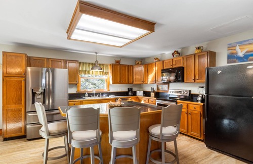 Isle of Palms House | Spacious 5+ Bedroom House Near Beach! On beach access path! SUMMERTIME FUN!