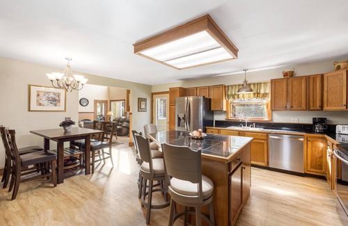 Isle of Palms House | Spacious 5+ Bedroom House Near Beach! On beach access path! SUMMERTIME FUN!