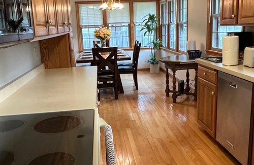 East Bloomington House | Spacious 5-bedroom house in pleasant Bloomington MN with AC