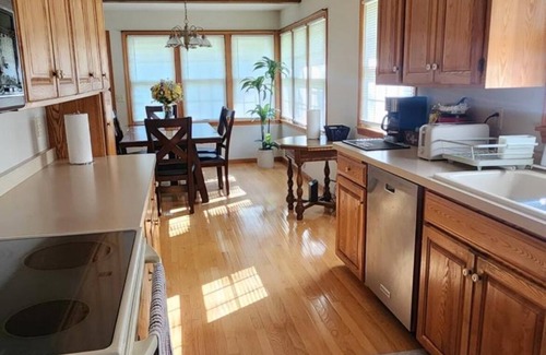 East Bloomington House | Spacious 5-bedroom house in pleasant Bloomington MN with AC