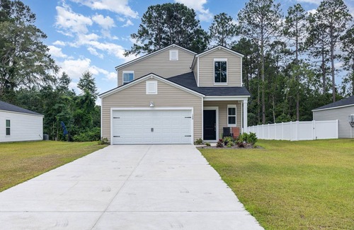 Red Hill House | Spacious 5-bedroom house with WiFi and AC in superb Myrtle Beach.