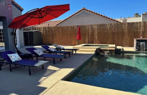 Paradise House | Spacious 5-bedroom villa with 8 beds and Large Pool/Spa in brilliant Las Vegas