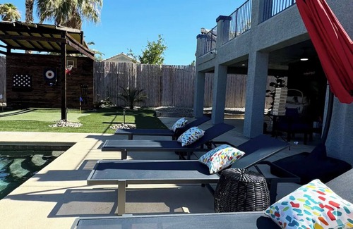 Paradise House | Spacious 5-bedroom villa with 8 beds and Large Pool/Spa in brilliant Las Vegas