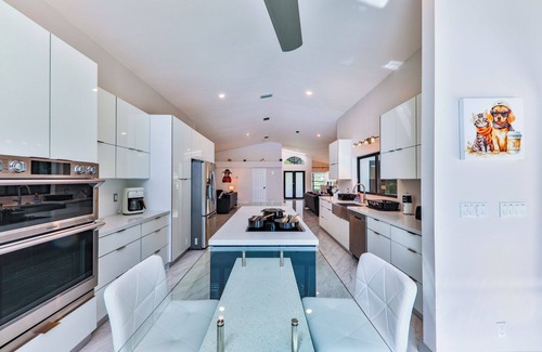 Highland Lakes Villa | Spacious 5-bedroom villa in charming Aventra with WiFi, AC