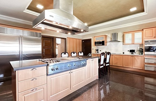 Escazu House | Spacious 5-bedroom villa in fantastic Escazú with AC, WiFi