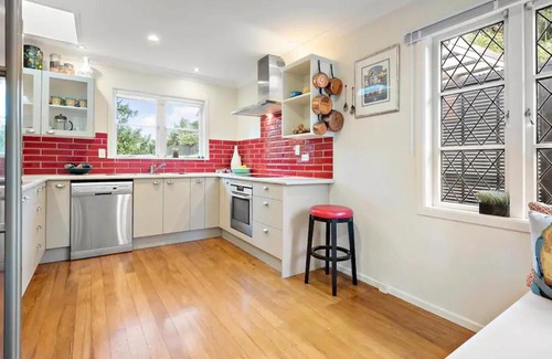Epsom Villa | Spacious 5 Bedrooms House in Epsom