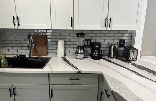 Gastonia House | Spacious 5-beds/2Baths Luxury Guest House in Gastonia.