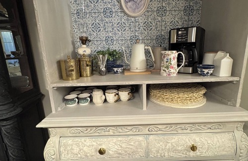Frankfort House | Spacious 5 BR Dutch Cottage in Historic Downtown Frankfort on Bourbon Trail.