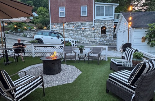 Frankfort House | Spacious 5 BR Dutch Cottage in Historic Downtown Frankfort on Bourbon Trail.