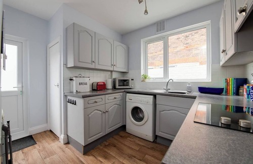 Southsea House | Spacious 5BR Southsea House. Great value for groups, families and work crews.