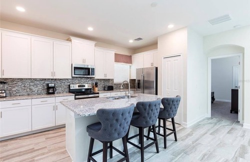 Davenport House | Spacious 5Bed Pool Home with Game Room-1577SW