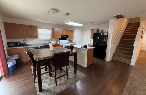 Pflugerville House | Spacious 5BR 11 Beds Sleeps 15 Fenced Yard w/Grill – Great July Rates!