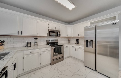 Grand Prairie House | Spacious 5BR/2.5B Home with Pool