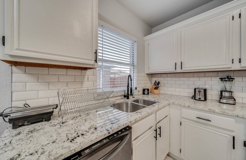 Grand Prairie House | Spacious 5BR/2.5B Home with Pool
