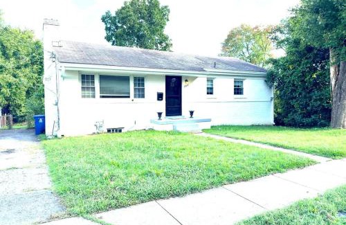 Waverly Hills Apartment | Spacious 5BR Arlington Home with Parking & Yard - Woodrow