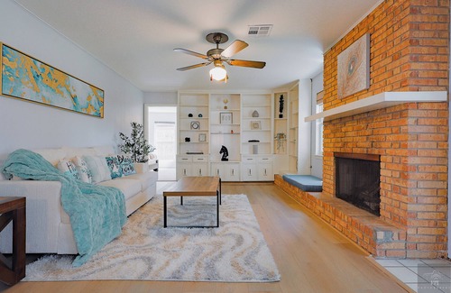 Spring Branch West House | Spacious 5BR Home - Near Memorial Mall - Sleeps 14 - Pet friendly
